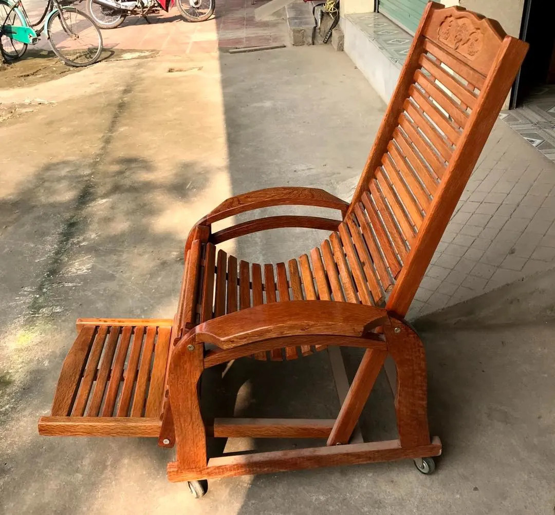Ghế gỗ nằm thư giãn làm điểm nhấn không gian