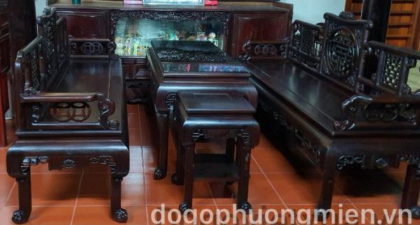 Ghế gỗ thời xưa với hoa văn chạm khắc tinh xảo