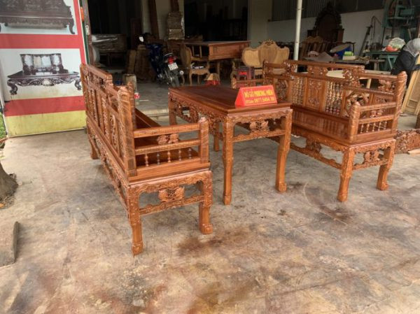 Ghế gỗ thời xưa với lớp sơn PU bóng đẹp, tôn lên vân gỗ