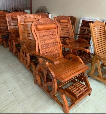 Ghế gỗ thư giãn có đệm massage chân