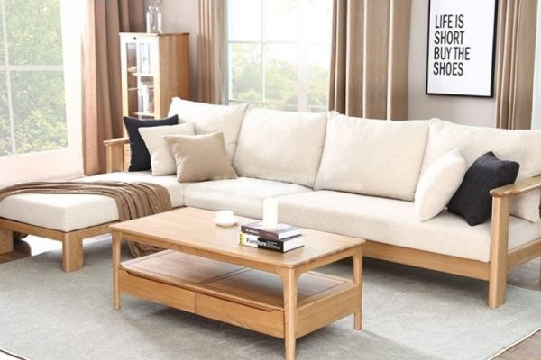 Ghế gỗ tựa lưng cong phù hợp với không gian và tư thế ngồi