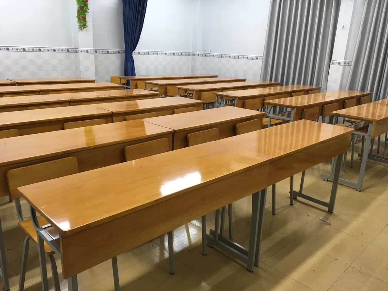 Ghế học sinh cấp 1 băng dài gỗ công nghiệp chân sắt chắc chắn