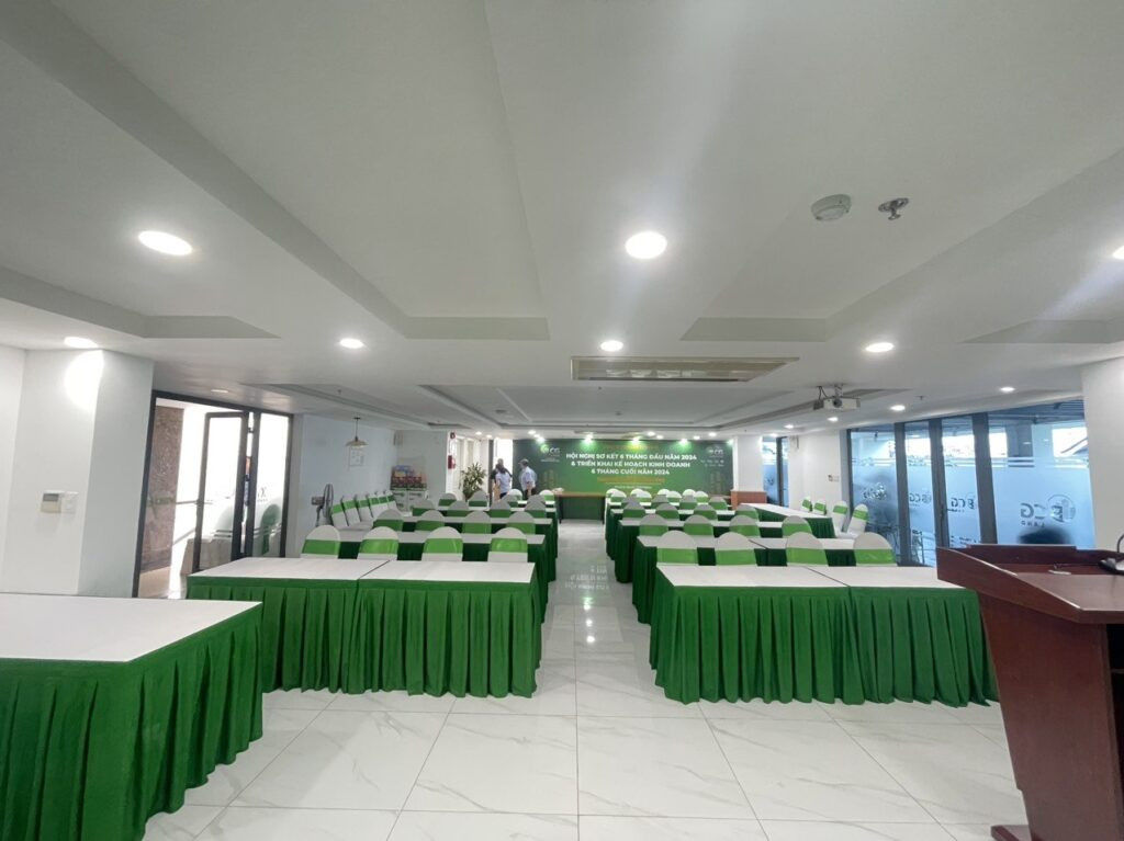 Ghế hội nghị được sắp xếp ngay ngắn