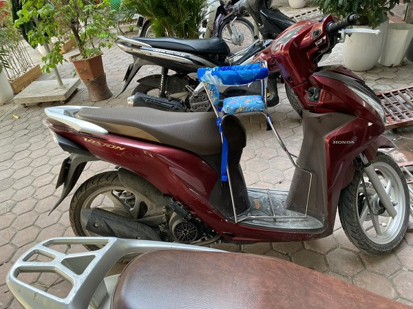 Ghế inox chắc chắn cho bé 1 tuổi trên xe Vision