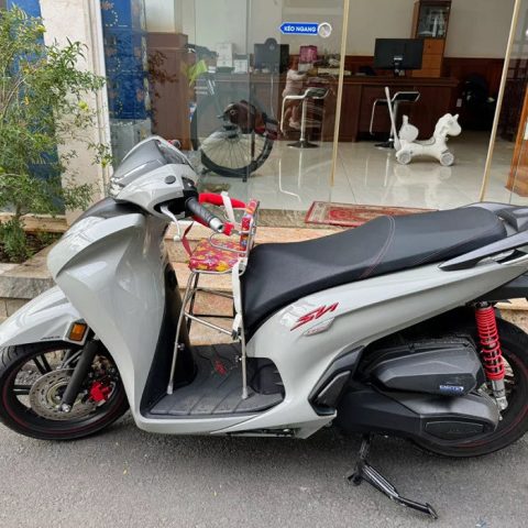 Ghế inox chắc chắn dành cho bé ngồi phía trước xe SH