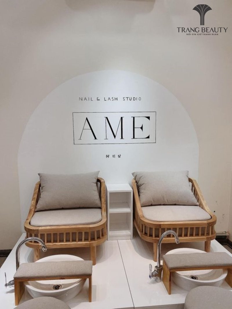 Ghế làm móng chân gỗ thuần tự nhiên, phù hợp với các spa dưỡng sinh