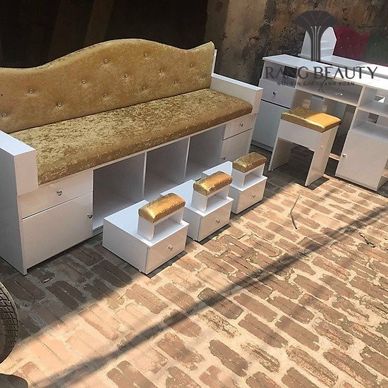 Ghế làm móng chân theo dãy phù hợp với cả những spa quy mô nhỏ và lớn
