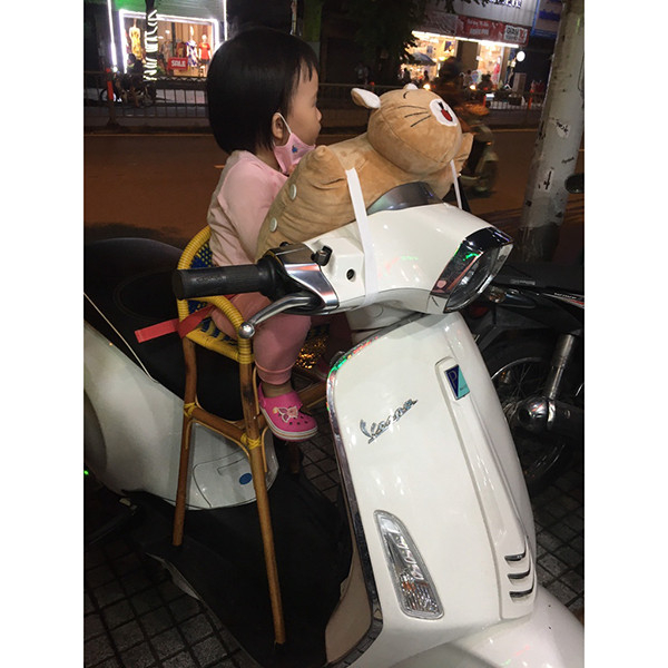 Ghế mây an toàn cho bé ngồi xe Vespa cổ điển, hài hòa với thiết kế.
