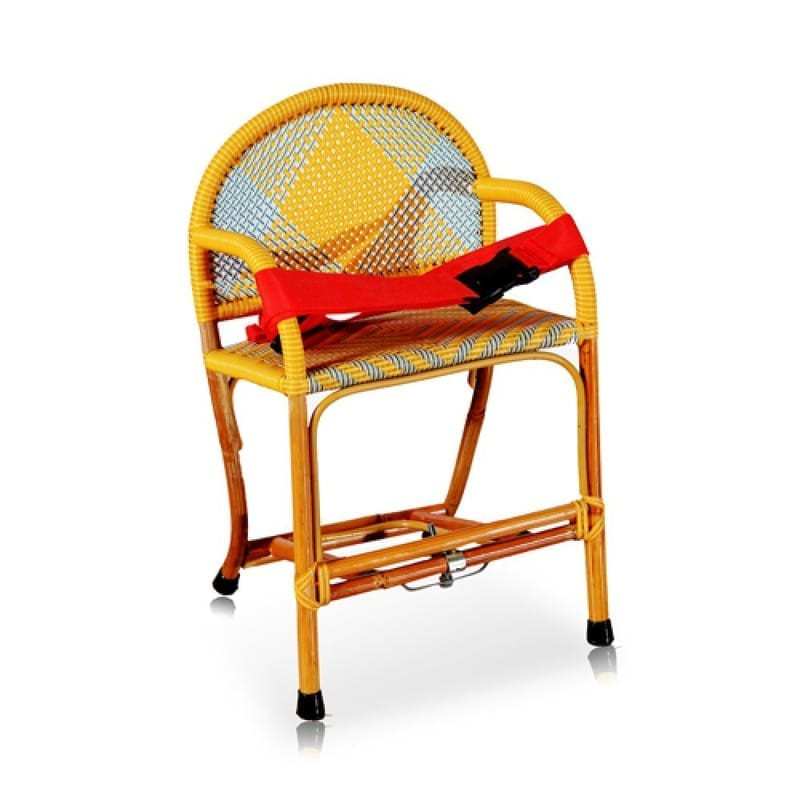 Ghế mây cho bé ngồi xe số được lắp đặt trên xe, đảm bảo chỗ ngồi vững chắc.