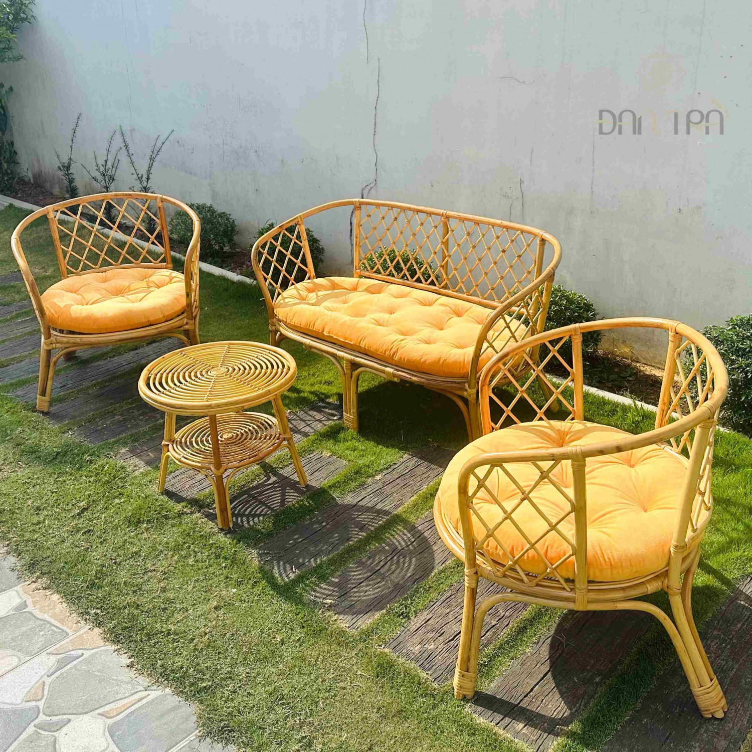 Ghế mây con cừu classic, nhỏ gọn kèm đệm trắng, lý tưởng làm ghế mây ngồi ban công
