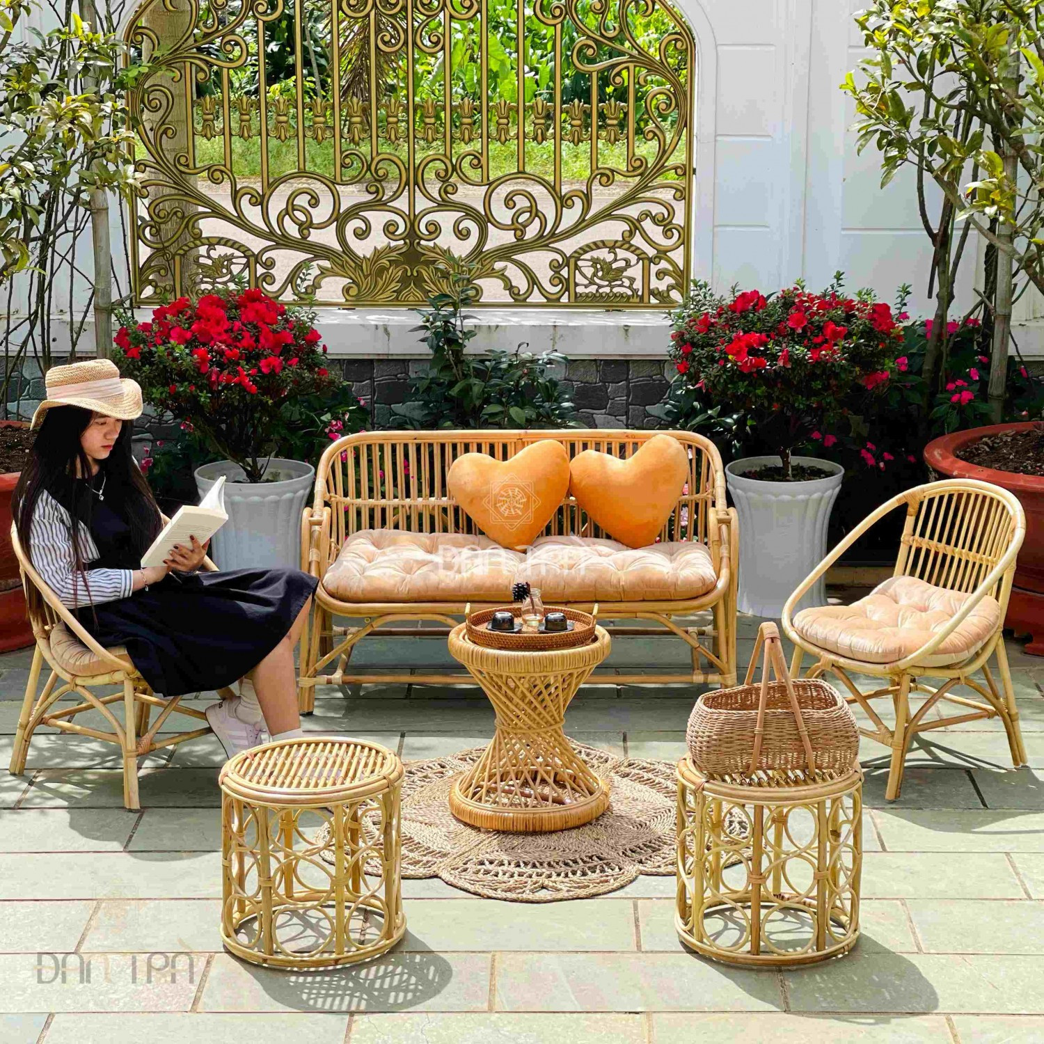 Ghế mây hình vỏ sò kết hợp sofa mây chữ L, tạo không gian thư giãn ban công đẹp mắt