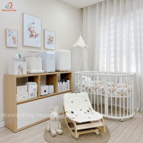 Ghế nằm bập bênh cho bé với thiết kế hiện đại, bé đang vui chơi