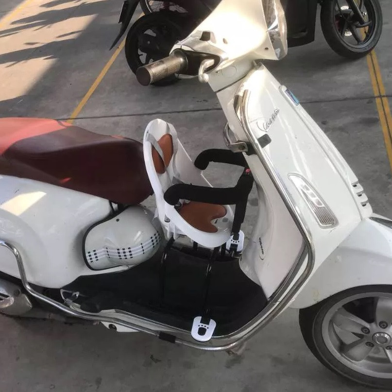Ghế ngồi đa năng cho bé trên xe Vespa với đệm êm ái