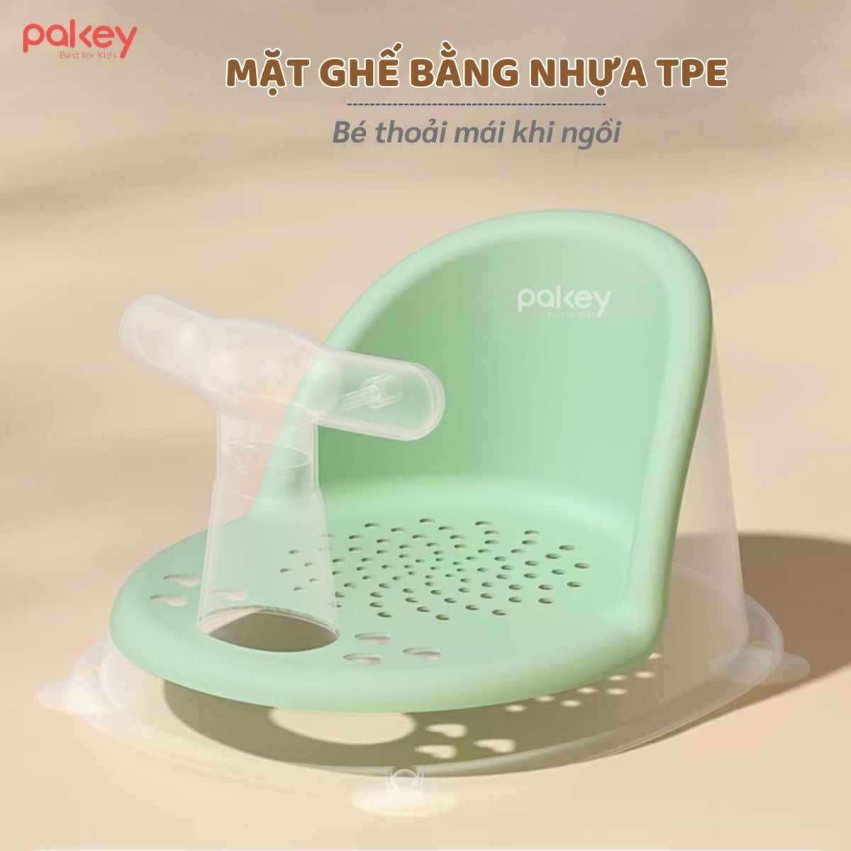 Ghế ngồi tắm em bé màu hồng nhạt trên sàn