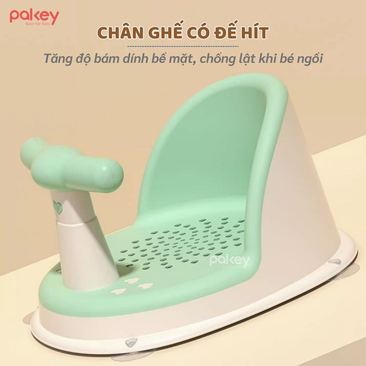 Ghế ngồi tắm em bé màu xanh dương được đặt trong bồn tắm cùng đồ chơi