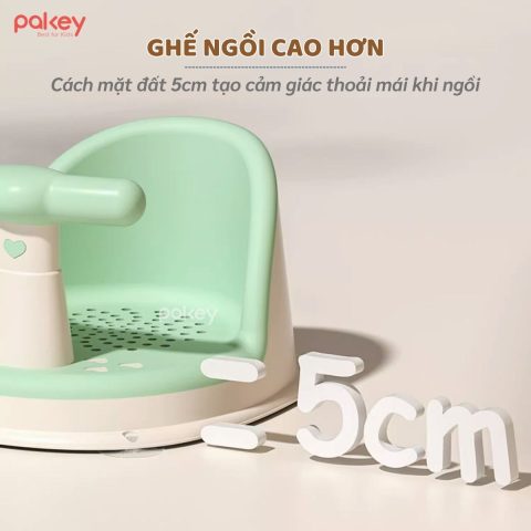 Ghế ngồi tắm em bé màu xanh lá trong bồn tắm