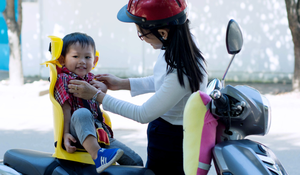 Ghế ngồi xe máy cho em bé có đai an toàn và khung bảo vệ