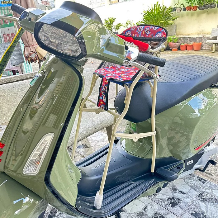Ghế ngồi xe máy Vespa cho bé có thể xếp gọn tiện lợi