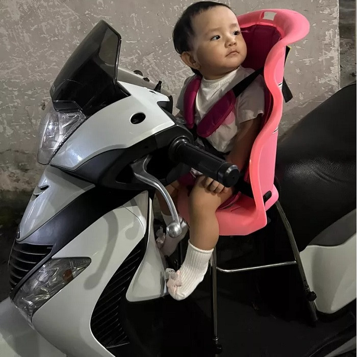 Ghế ngồi xe SH Beesmart gắn phía trước đảm bảo an toàn cho trẻ