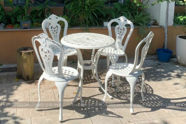 Ghế nhôm đúc nhỏ màu đen đồng với thiết kế hoa văn tinh xảo, chống chịu nắng mưa hiệu quả.