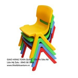 Ghế nhựa cho bé ngồi màu sắc đa dạng, sắp xếp gọn gàng trong phòng học