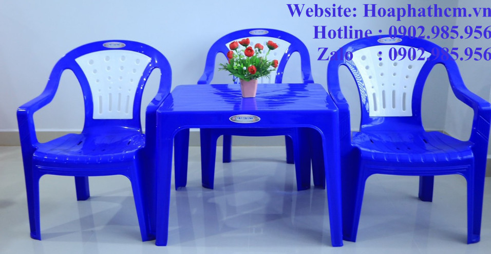 Ghế nhựa có tựa lưng thấp nhiều màu sắc được xếp chồng gọn gàng