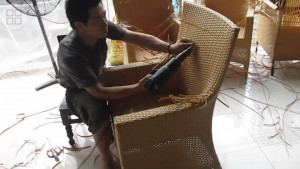 Ghế nhựa đan giả mây với đệm ngồi êm ái, thích hợp cho không gian thư giãn