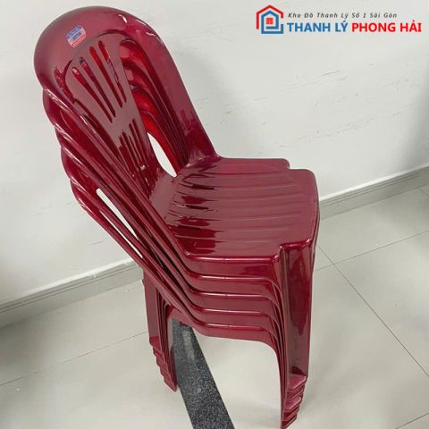 Ghế nhựa Duy Tân cũ màu đỏ được xếp chồng gọn gàng, tiết kiệm không gian