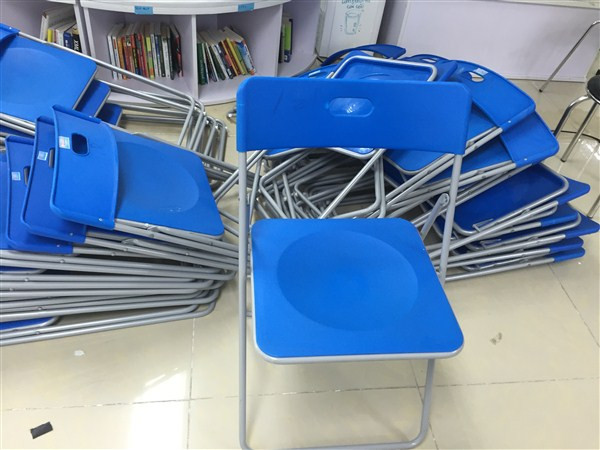Ghế nhựa gấp thanh lý màu xanh lá cây, một lựa chọn tiết kiệm cho không gian nhỏ.