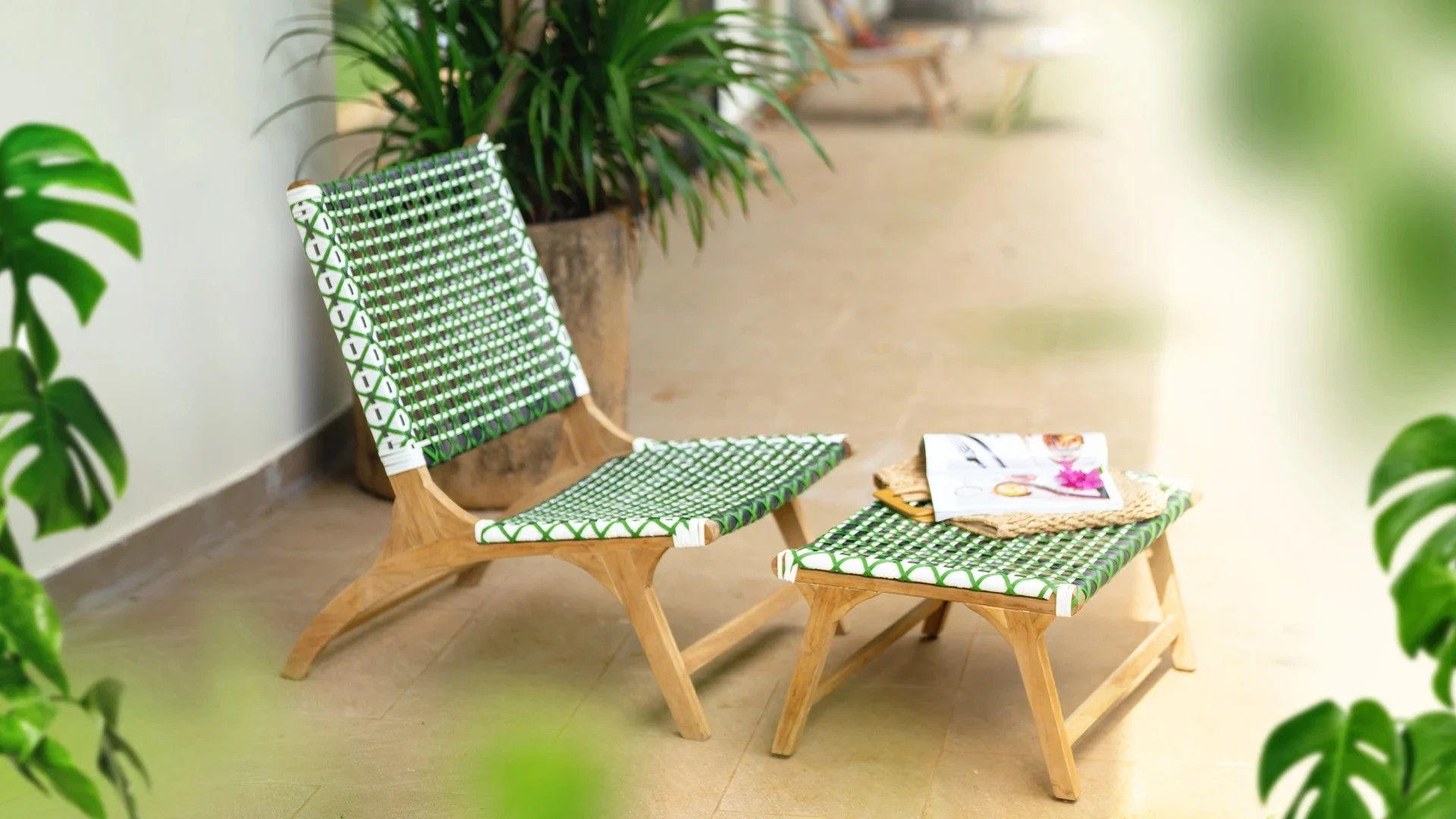 Ghế nhựa nằm thư giãn ban công với kích thước nhỏ gọn