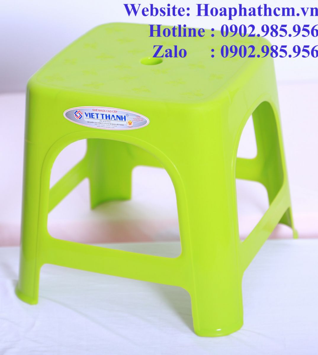 Ghế nhựa tựa lưng thấp màu trắng và xám chất lượng cao, dễ dàng xếp gọn