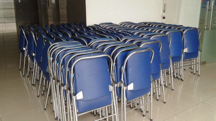 Ghế nhựa xếp tựa lưng Hòa Phát chân gấp tiện lợi cho không gian văn phòng