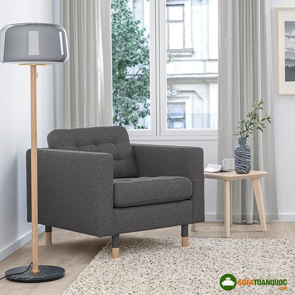 Ghế sofa 1 người ngồi với khung gỗ hở và tựa lưng thấp