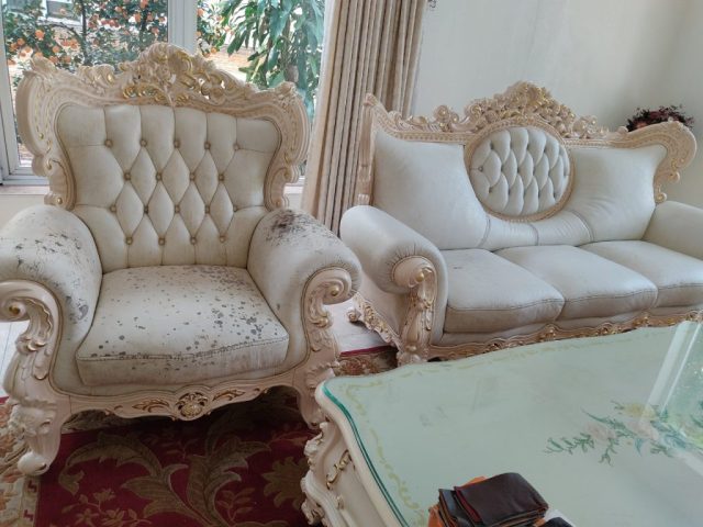 Ghế sofa cũ bong tróc trước khi bọc da ghế ngồi mới