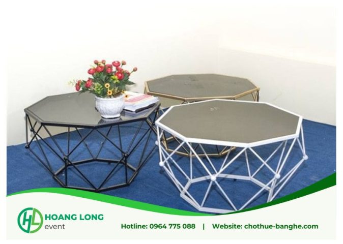 ghế sofa đơn màu trắng tinh tế, là lựa chọn phổ biến khi thuê bàn ghế talkshow hà nội