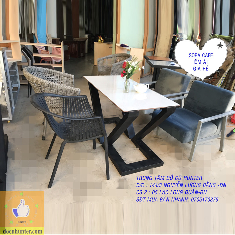Ghế sofa nệm chân sắt êm ái, nâng tầm không gian thư giãn cho quán cà phê Đà Nẵng.