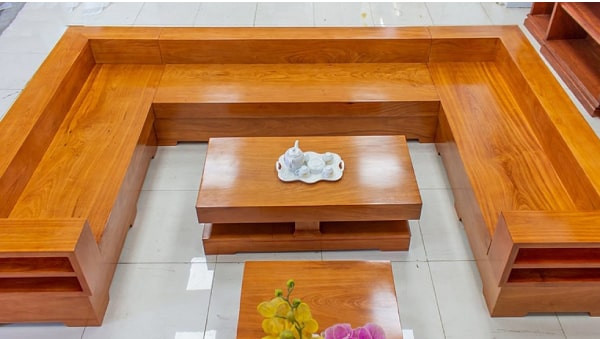 Ghế sofa nguyên khối với thiết kế chắc chắn, thể hiện những ưu điểm vượt trội về độ bền và thẩm mỹ, là điểm nhấn ấn tượng trong phòng khách