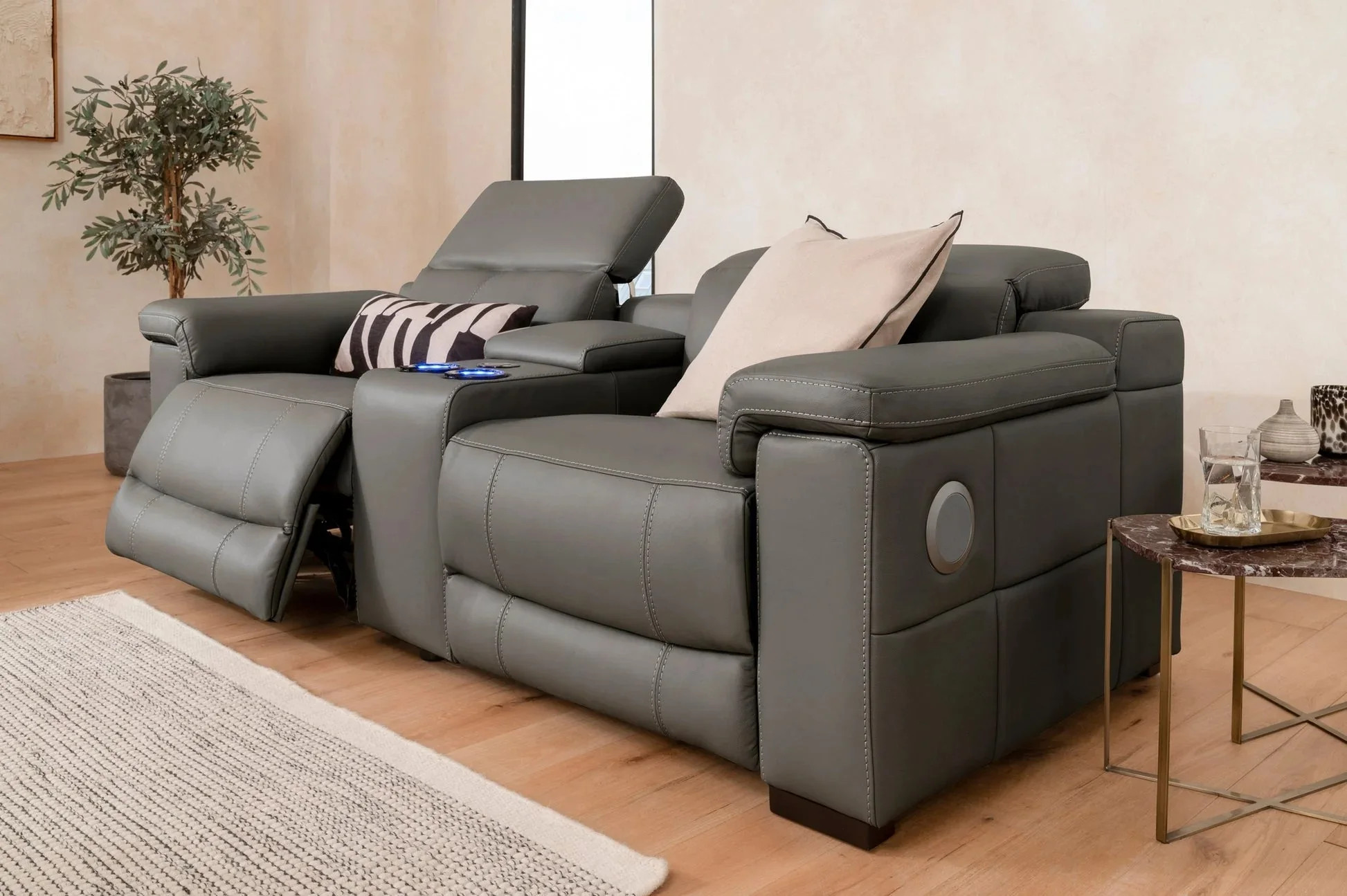 Ghế sofa thư giãn điện tử, điều khiển tiện lợi cho cả gia đình khi xem tivi