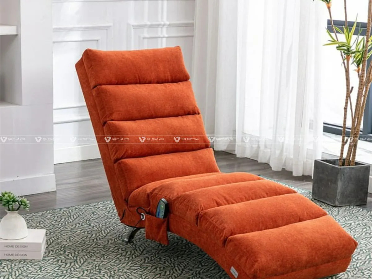 Ghế sofa thư giãn màu xanh ngọc bích nổi bật, với đường cong mềm mại, tạo điểm nhấn sang trọng cho phòng ngủ