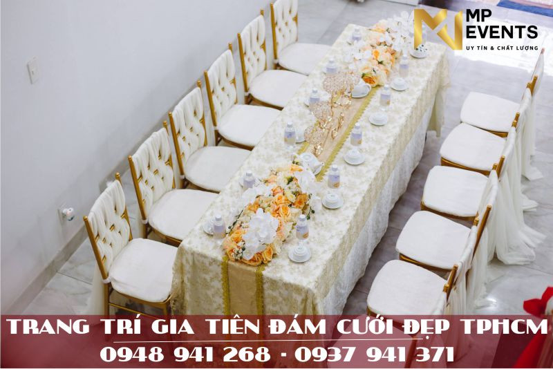Ghế Tiffany màu trắng với nệm êm ái, lựa chọn phổ biến khi thuê bàn ghế gia tiên