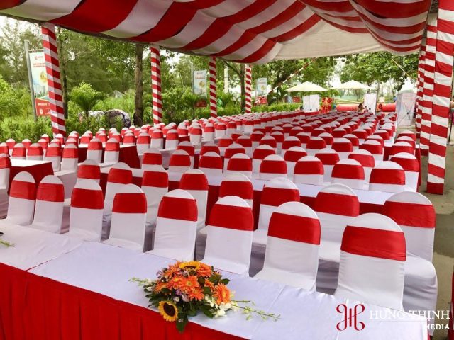 Ghế Tiffany và ghế banquet bọc nơ trong sự kiện sang trọng