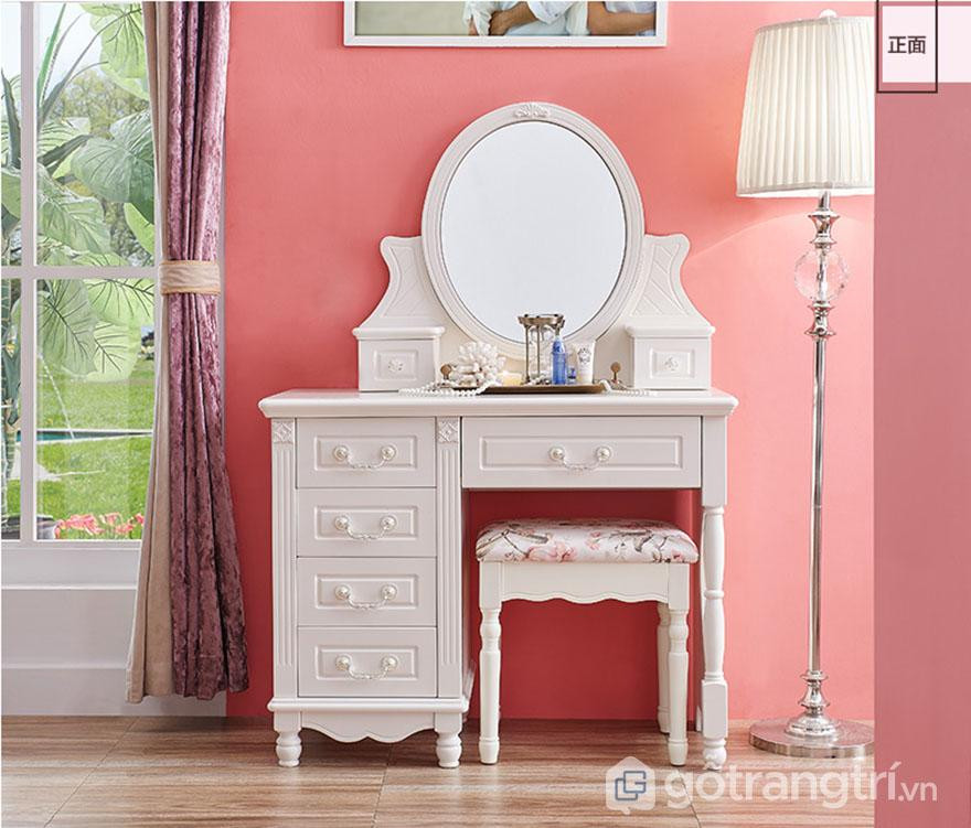 Ghế trang điểm cổ điển với tựa lưng gỗ chạm khắc