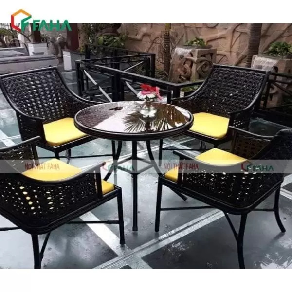 Ghế trong bộ bàn ghế mây nhựa xỏ mắt cáo, chi tiết sợi nhựa giả mây và nệm ngồi êm ái