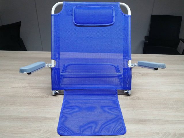 Ghế tựa trên giường có tay vịn giúp người bệnh ngồi ăn uống thoải mái