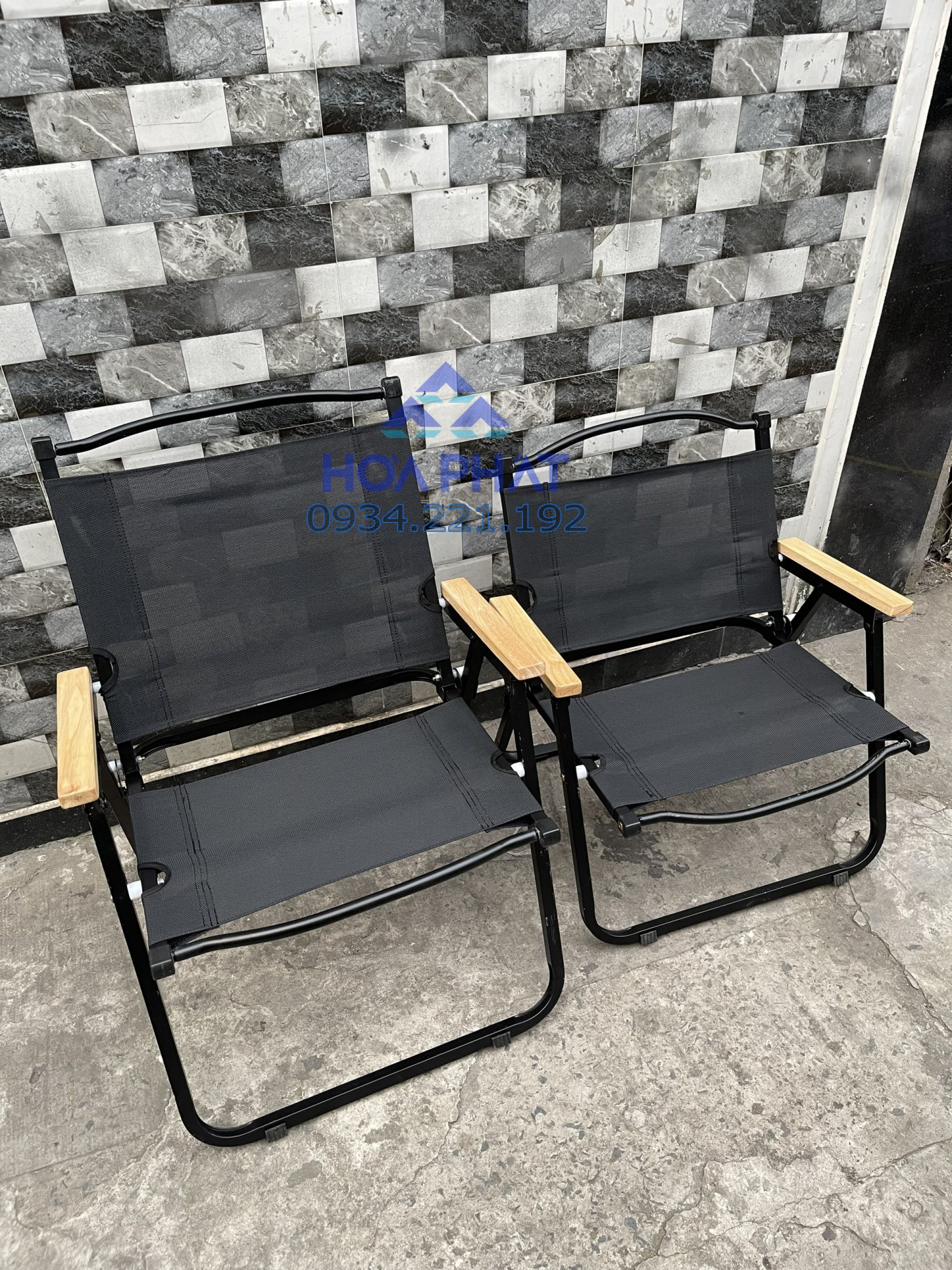 Ghế xếp cà phê có tựa lưng màu xanh lá gấp gọn tiện lợi khi di chuyển.
