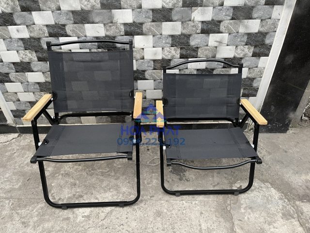 Ghế xếp tựa lưng quán cà phê màu xám xanh mở ra trong không gian thoáng đãng.