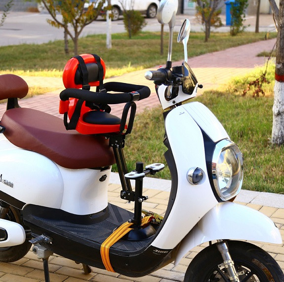 Ghế xoay 360 độ tiện lợi cho bé 1 tuổi trên xe Vision