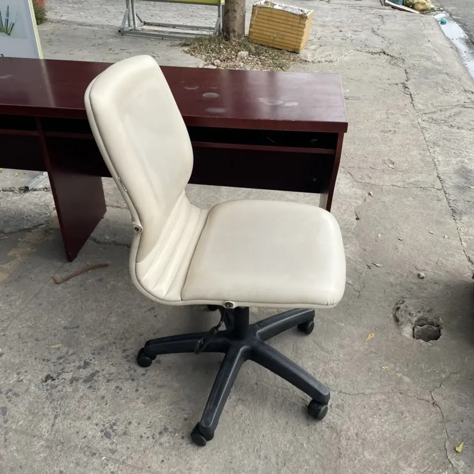 Ghế xoay màu trắng không tay vịn nhỏ gọn
