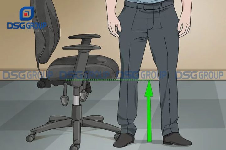 Ghế xoay văn phòng được điều chỉnh độ cao phù hợp, chân chạm đất