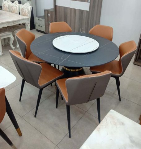 Gia đình quây quần bên bàn ăn tròn xoay mặt kính, tận hưởng bữa ăn ấm cúng